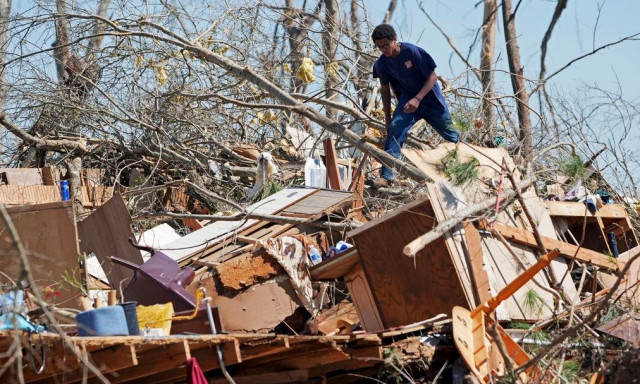 ΗΠΑ: Τουλάχιστον 40 νεκροί από ανεμοστρόβιλους - Τεράστιες καταστροφές και μπλακ άουτ
