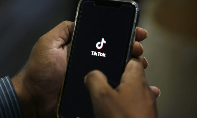 TikTok - Σοκάρουν τα στοιχεία: Οι νέοι «κολλάνε» σε αυτό για τουλάχιστον 4 ώρες κάθε μέρα