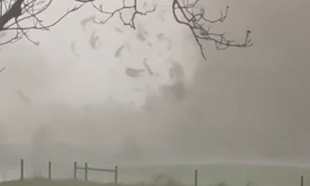 ΗΠΑ: Ανεμοστρόβιλος σηκώνει στον αέρα φάρμες στην Αλαμπάμα - Βίντεο ντοκουμέντο