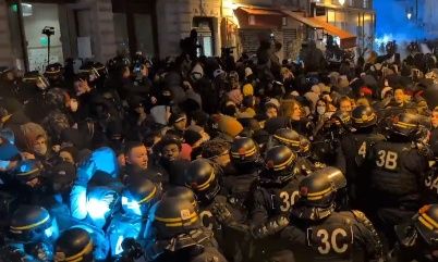 Γαλλία: Άγρια επεισόδια στο Παρίσι - Η αστυνομία εκκένωσε θέατρο που είχαν καταλάβει μετανάστες