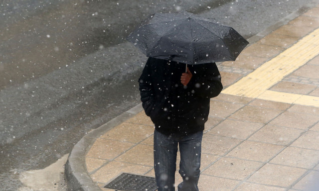 Καιρός: Έκτακτο δελτίο – Πτώση της θερμοκρασίας μέχρι 15 βαθμούς, πού θα χιονίσει