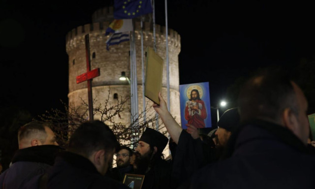 Χριστόφορος Ζαραλίκος:  Διαδηλωτές και ΜΑΤ έξω από την παράσταση - Ένταση, χημικά και προσαγωγές