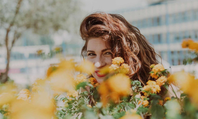 Ακούστε το νέο τραγούδι της Λαμπρινής Καρακώστα «Βροχή στην εκδρομή σου»