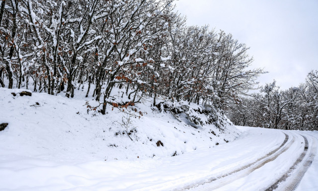 Καιρός: Διακοπή κυκλοφορίας στη Λεωφόρο Πάρνηθος λόγω χιονιού