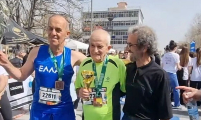 Τρίκαλα: Ηλικιωμένος «φαινόμενο» τερμάτισε στον ημιμαραθώνιο των 21 χλμ.