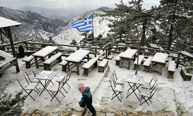 Ανοιξιάτικο χιόνι: Το έστρωσε σε Θεσσαλονίκη, Λάρισα, Πήλιο, Φθιώτιδα - Στα λευκά και η Πάρνηθα