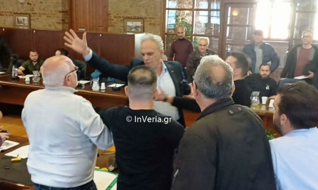 Βέροια: Χαμός στο δημοτικό συμβούλιο - «Θα σου αστράψω μια...» (βίντεο)