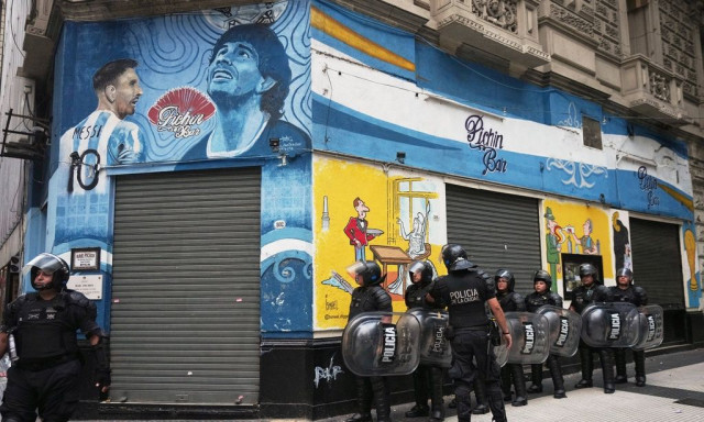 Ντιέγκο Μαραντόνα: «Η κοιλιά του ήταν έτοιμη να εκραγεί» - Ο αστυνομικός που είδε πρώτος τη σορό του