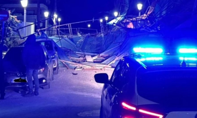 Ρόδος: Γκρεμίστηκε σκαλωσιά και διέλυσε πάνω από 20 αυτοκίνητα (Βίντεο)