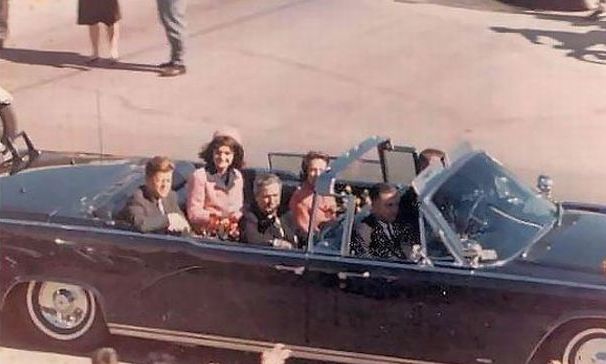 Τα έχασε και ο ίδιος ο Τραμπ: Στο φως 63.000 αποχαρακτηρισμένα έγγραφα για τη δολοφονία Κένεντι