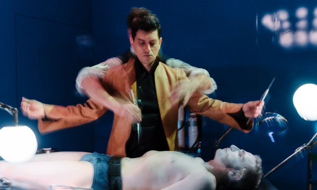 Θέατρο Κιβωτός: Τελευταίες παραστάσεις για την «Καρδιά του σκύλου»