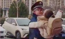 Φύλακας νηπιαγωγείου χόρεψε βαλς με μία 5χρονη για να την καθησυχάσει - Είχε αργήσει η μητέρα της