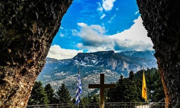 Παναγιά του Βράχου: Μια εκκλησιά κρυμμένη στα Κορινθιακά Μετέωρα