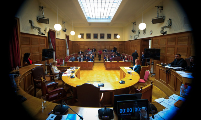 ΠΑΣΟΚ και ΣΥΡΙΖΑ πιέζουν ασφυκτικά στην προανακριτική αλλά... πιέζονται από τις δημοσκοπήσεις