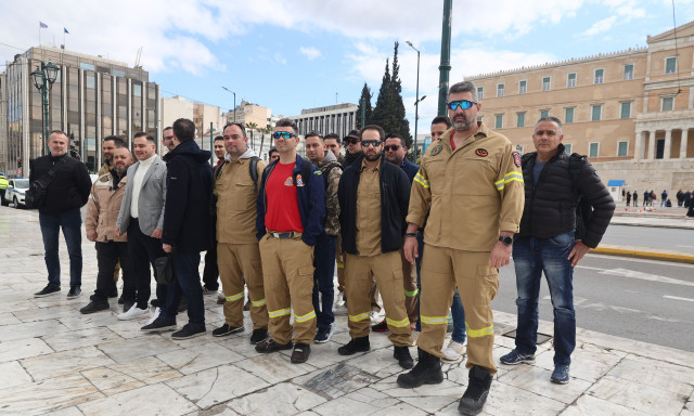 Εποχικοί πυροσβέστες: Συγκέντρωση διαμαρτυρίας έξω από τη Βουλή