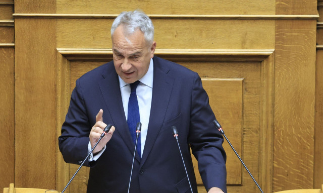 Βουλή: Αποσύρθηκε διάταξη για την παράταση προθεσμιών για χορήγηση άδειας διαμονής σε μετανάστες