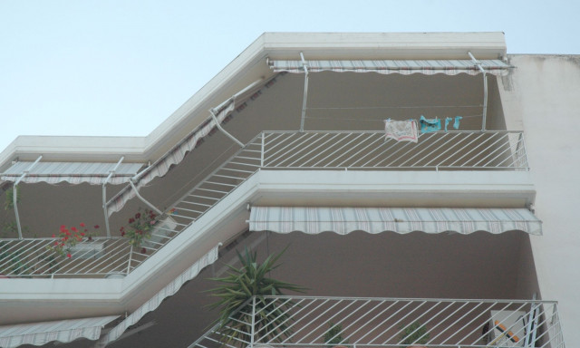 Τρόμος στη Λάρισα: «Βουτιά» θανάτου για άνδρα από μπαλκόνι 4ου ορόφου