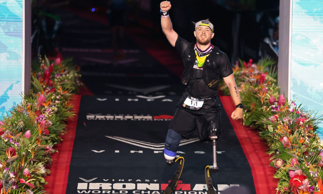 Αφού έχασε και τα δύο πόδια του το 2017, ένας 25χρονος έσπασε ένα παγκόσμιο ρεκόρ IRONMAN