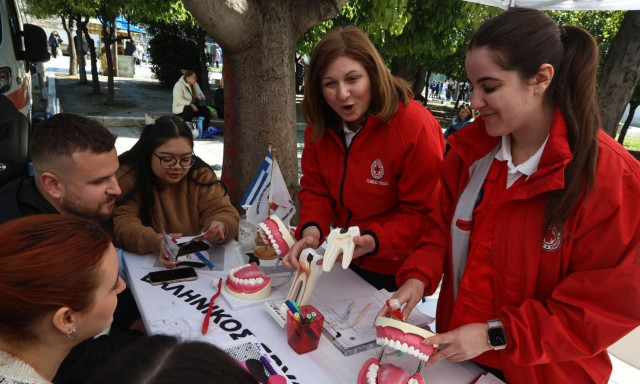 Ο Ελληνικός Ερυθρός Σταυρός διοργάνωσε δράση για την Παγκόσμια Ημέρα Στοματικής Υγείας στο Σύνταγμα