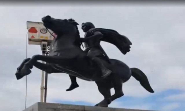 Θεσσαλονίκη: Συνεργείο του δήμου έπλυνε και απολύμανε το άγαλμα του Μεγάλου Αλεξάνδρου