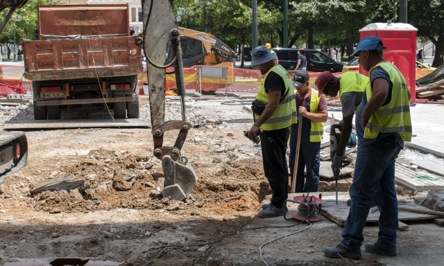 Επίδομα σε χιλιάδες δημοτικούς υπαλλήλους - Τι θα γίνει με τα αναδρομικά