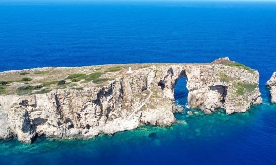 Το άγνωστο νησί της Μεσσηνίας με τα «θαμμένα μυστικά»