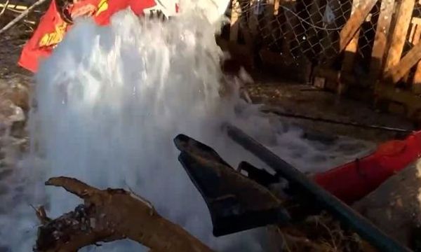 Λεωφόρος Λαυρίου: Αυτοκίνητο έπεσε πάνω σε πυροσβεστικό κρουνό και δημιούργησε μία «λίμνη»