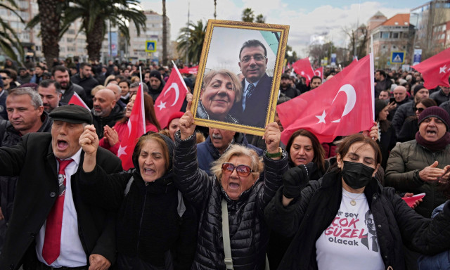 Εκρέμ Ιμάμογλου: Οργή λαού και νέες διαδηλώσεις στην Τουρκία – Τα τέσσερα σενάρια για την τύχη του