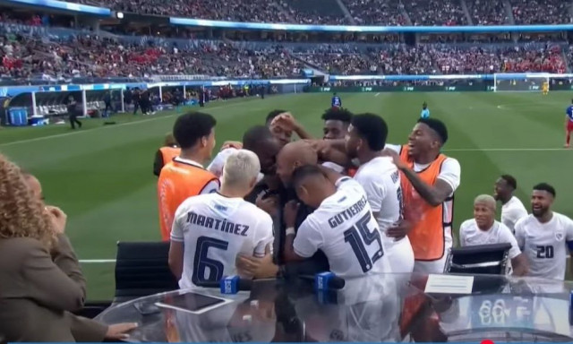 Απίστευτη στιγμή: Σκόραρε και έτρεξε να το πανηγυρίσει με τον Ανρί!