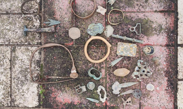 «Χειροπέδες» σε κύκλωμα αρχαιοκάπηλων: Ανατίναζαν αρχαίους τάφους με δυναμίτη