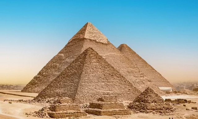 Οι επιστήμονες λένε ότι ανακάλυψαν «τεράστια πόλη» κάτω από τις πυραμίδες της Γκίζας στην Αίγυπτο