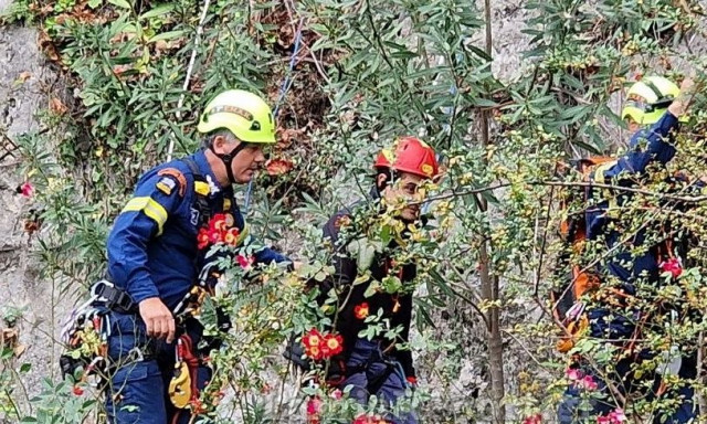 Λαμία: Αγωνιστικό αυτοκίνητο έπεσε στον γκρεμό