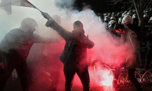 Η Τουρκία στην κόψη του ξυραφιού: Προφυλάκιση του Ιμάμογλου ζητούν οι εισαγγελείς - Νύχτα επεισοδίων