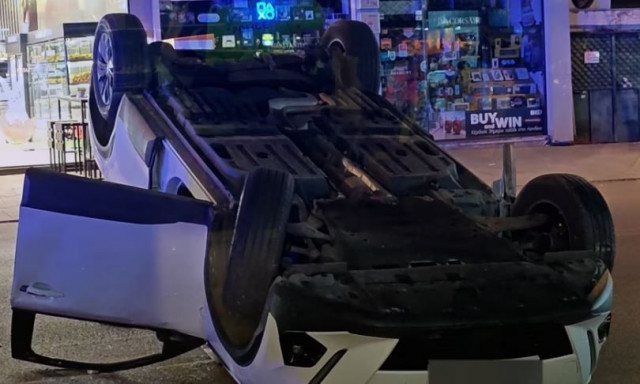 Τροχαίο ατύχημα με ανατροπή οχήματος στην Ηρακλείου - Απεγκλωβίστηκε η οδηγός (vid)