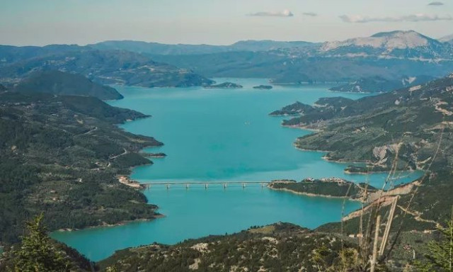 Βαρκάδα στην πανέμορφη Λίμνη Κρεμαστών