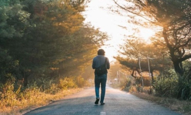 Τι άλλο θα ακούσουμε: Επιστήμονας εξηγεί γιατί οι άνθρωποι περπατάνε λάθος