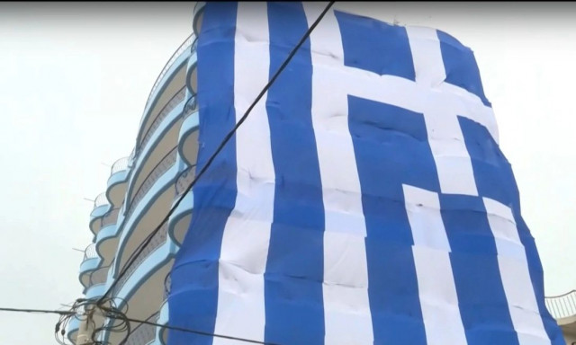 25η Μαρτίου: Τεράστια Ελληνική σημαία στο Κερατσίνι - Καλύπτει 7 ορόφους πολυκατοικίας