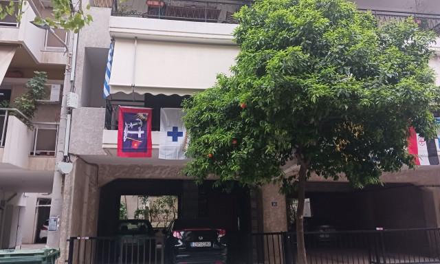 25η Μαρτίου: Ένα μπαλκόνι στη Νέα Σμύρνη γεμάτο σημαίες της Επανάστασης