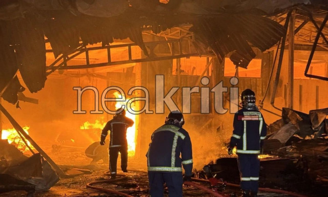 Ηράκλειο: Οριοθετήθηκε η μεγάλη φωτιά στην επιχείρηση ξυλείας στη ΒΙ.ΠΕ.