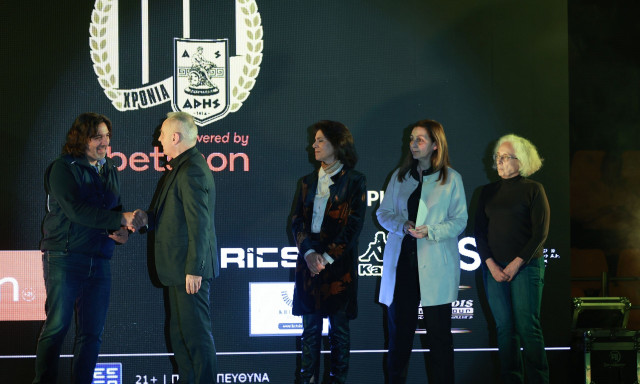 Αρης: Συγκίνησαν οι γονείς του Άλκη Καμπανού στη γιορτή για τα 111 χρόνια