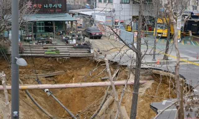 Νότια Κορέα: Τρομακτικό βίντεο - Μοτοσικλετιστής εξαφανίζεται σε τρύπα και βρίσκεται νεκρός