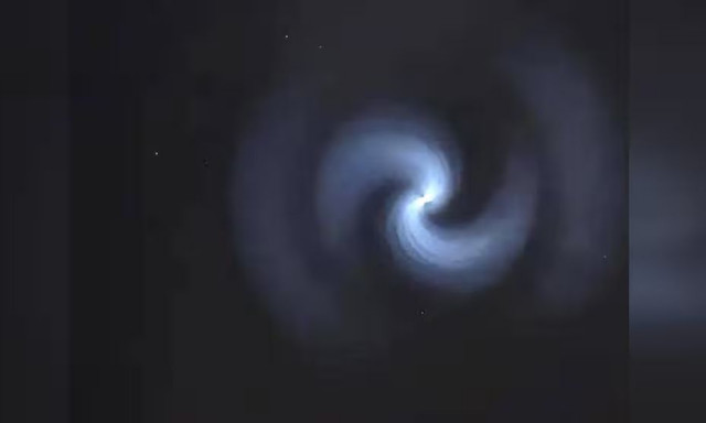 Μυστηριώδης σπείρα φωτός στον ουρανό αναστατώνει το Βερολίνο