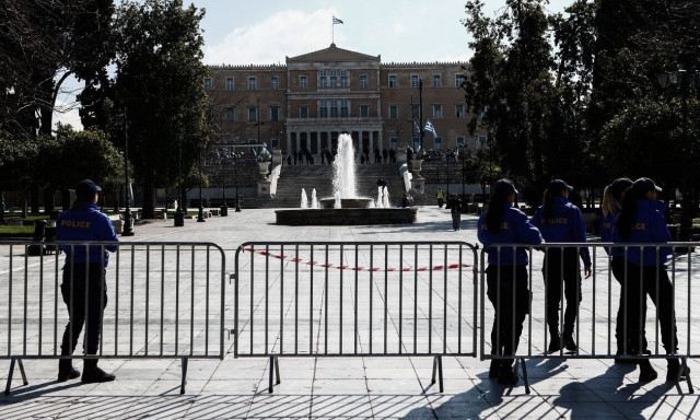 25η Μαρτίου- Σύνταγμα: Καθαρίστρια της Βουλής συνελήφθη για υβριστικά συνθήματα