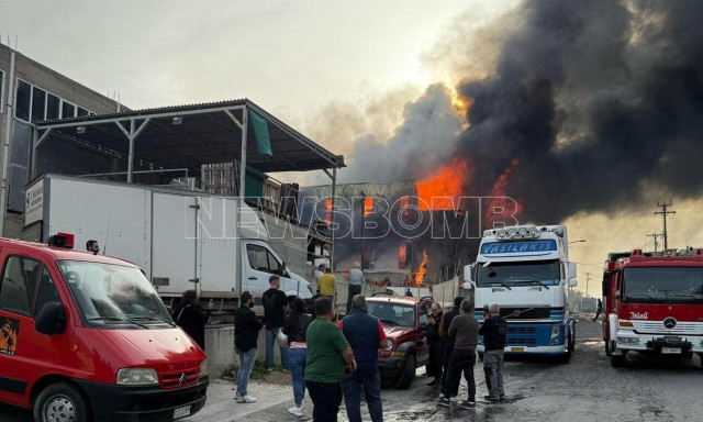 Ηράκλειο: Καίγεται εργοστάσιο ξυλείας στην ΒΙ.ΠΕ. - Φωτογραφίες και βίντεο από τη μεγάλη φωτιά