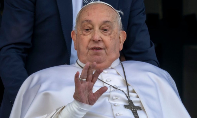 Ιταλία: O πάπας Φραγκίσκος πρόσφερε πίτσα σε γιατρούς και νοσοκόμους που τον φρόντιζαν