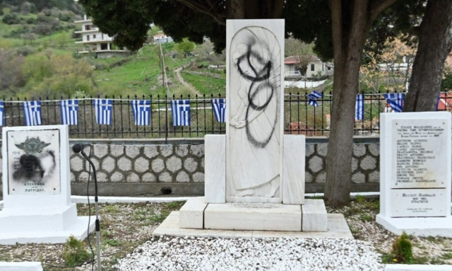 Βανδαλισμοί στο Μνημείο Ηρώων Δομοκού: Φθορές λίγο πριν τις επετειακές εκδηλώσεις της 25ης Μαρτίου