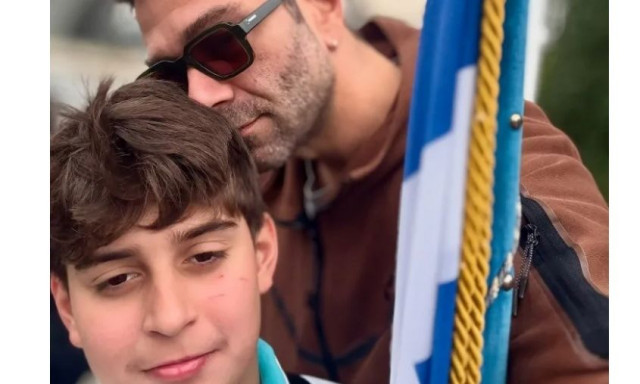 Τάσος Ιορδανίδης και Θάλεια Ματίκα: Οι φωτογραφίες με τον γιο τους σημαιοφόρο στην παρέλαση