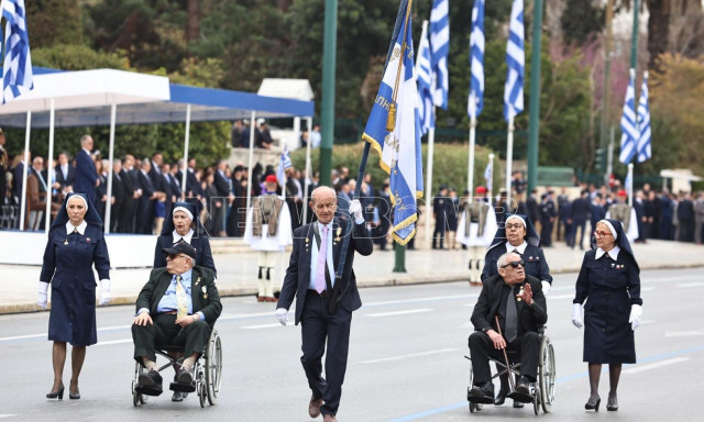 25η Μαρτίου: Ρίγη συγκίνησης για τους αναπήρους πολέμου στην παρέλαση στην Αθήνα