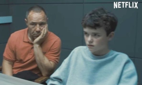 Adolescence: Οι 8 λέξεις που είπε ο «πατέρας» στον «13χρονο» για να τον τσιτώσει