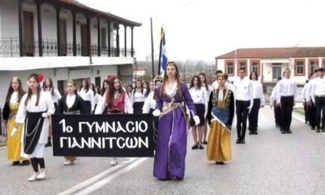 25η Μαρτίου: Συγκίνηση στη μαθητική παρέλαση στο ακριτικό χωριό των Ευζώνων